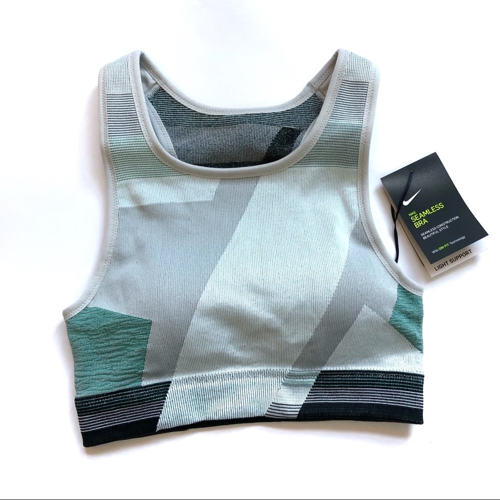 Nike Sportswear Icon Clash Sports Bra